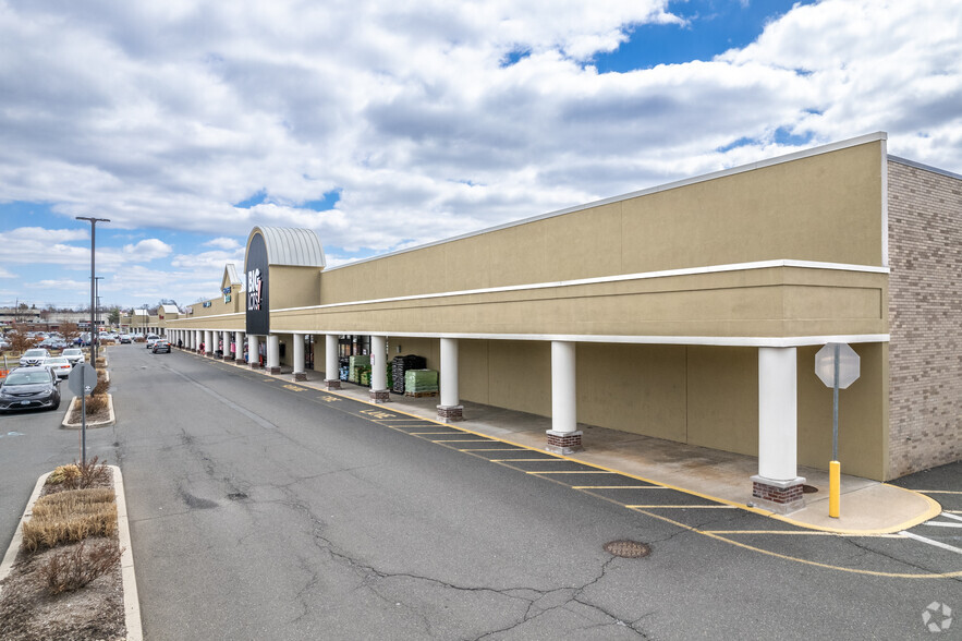 686-698 Oak Tree Ave, South Plainfield, NJ for lease - Building Photo - Image 3 of 8