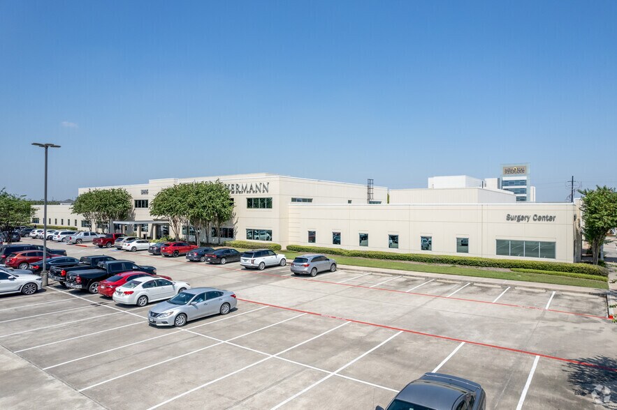 10905 Memorial Hermann Dr, Pearland, TX for lease - Building Photo - Image 3 of 10