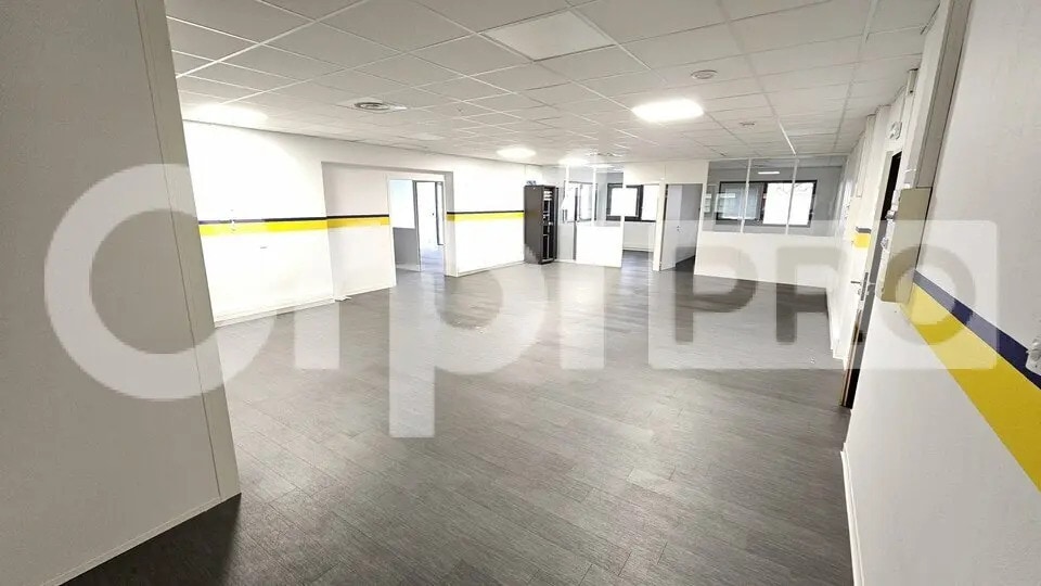 Location Bureaux 513 m² - Photo 1