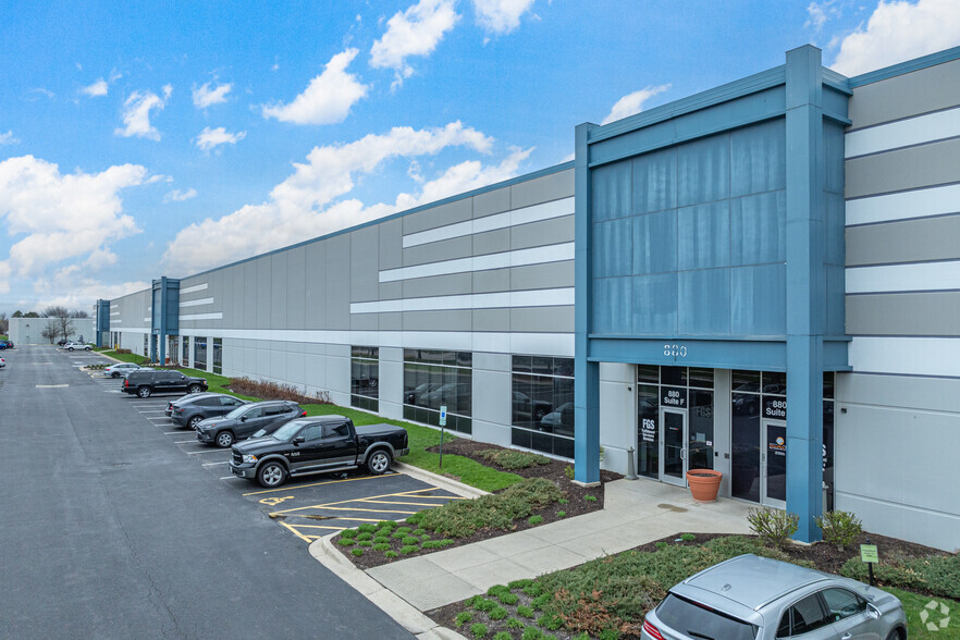 880 N Enterprise St, Aurora, IL for lease - Primary Photo - Image 1 of 5