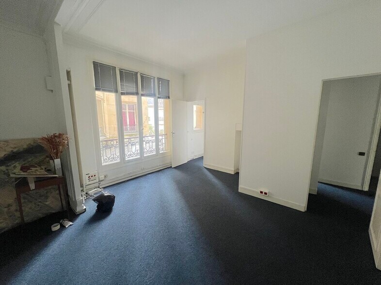 Office in Paris for lease - Building Photo - Image 1 of 7