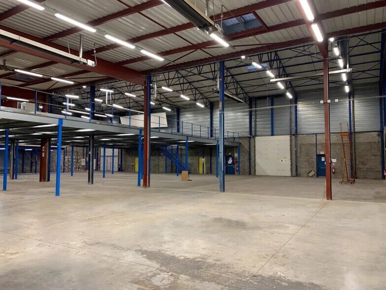 Flex in Morangis for lease - Interior Photo - Image 3 of 5