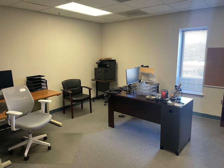 110 Vista Centre Dr, Forest, VA for lease - Interior Photo - Image 2 of 7