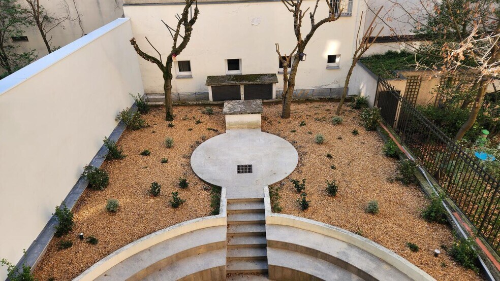 Office in Neuilly-sur-Seine for lease - Building Photo - Image 2 of 9