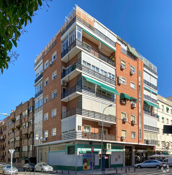 Calle Víctor Andrés Belaunde, 22, Madrid, Madrid for sale - Building Photo - Image 2 of 2