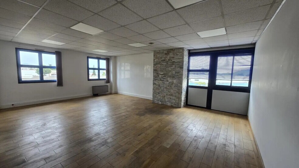 Office in La Garde for lease - Building Photo - Image 2 of 9