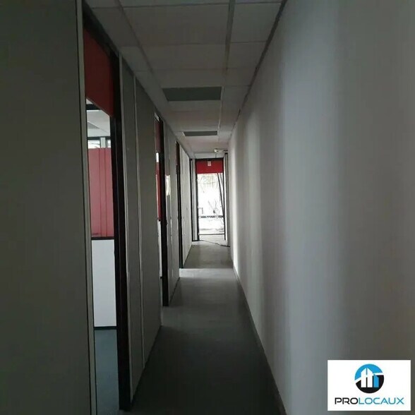 Flex in Meylan for lease - Interior Photo - Image 2 of 9