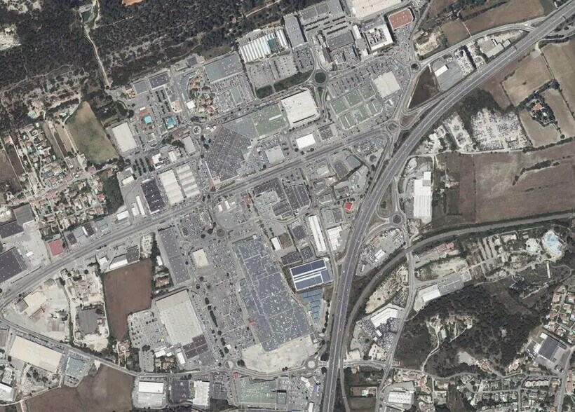 Retail in Les Pennes-Mirabeau for lease - Building Photo - Image 2 of 5