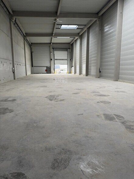 Flex in Frépillon for lease - Building Photo - Image 3 of 14