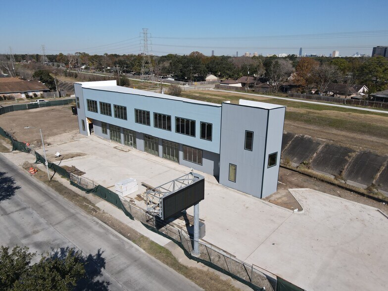 7511 S Gessner Rd, Houston, TX for lease - Building Photo - Image 3 of 8