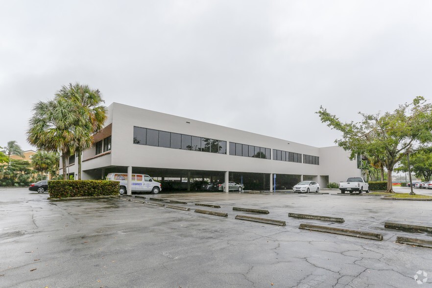 15495 Eagle Nest Ln, Miami Lakes, FL for lease - Building Photo - Image 3 of 5