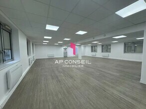 Office in Versailles for lease Interior Photo- Image 2 of 3