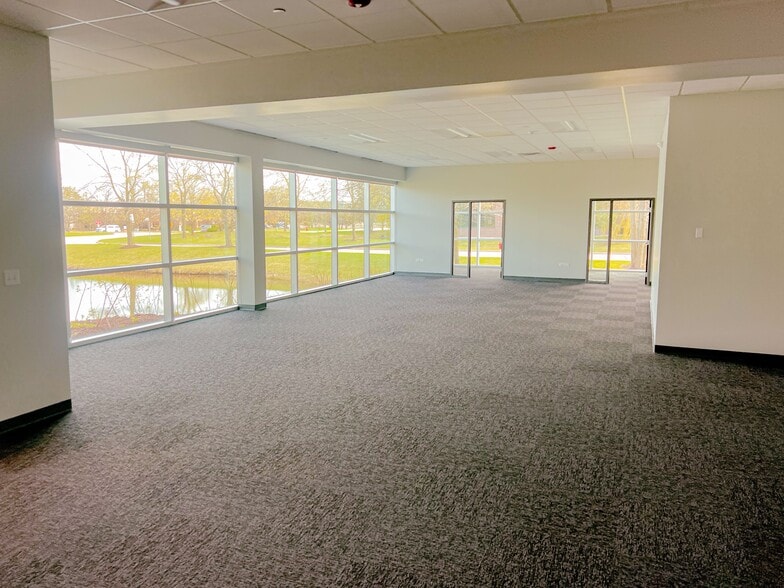 605 Heathrow Dr, Lincolnshire, IL for lease - Interior Photo - Image 2 of 7