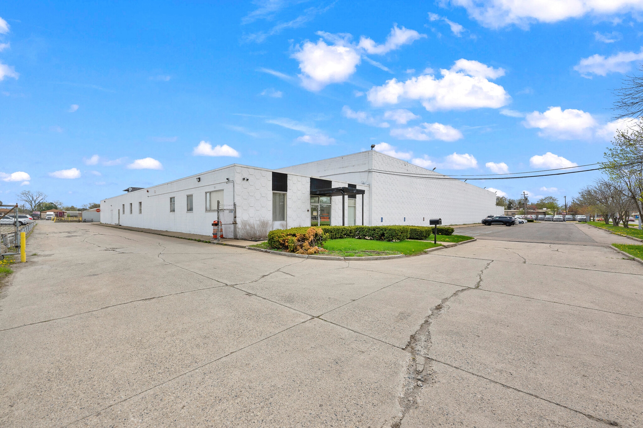 2727 S Beech Daly Rd, Dearborn Heights, MI for lease Building Photo- Image 1 of 61
