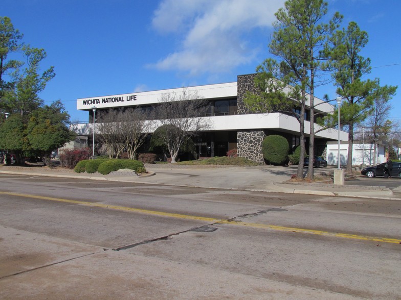 711 SW D Ave, Lawton, OK for sale - Building Photo - Image 1 of 1