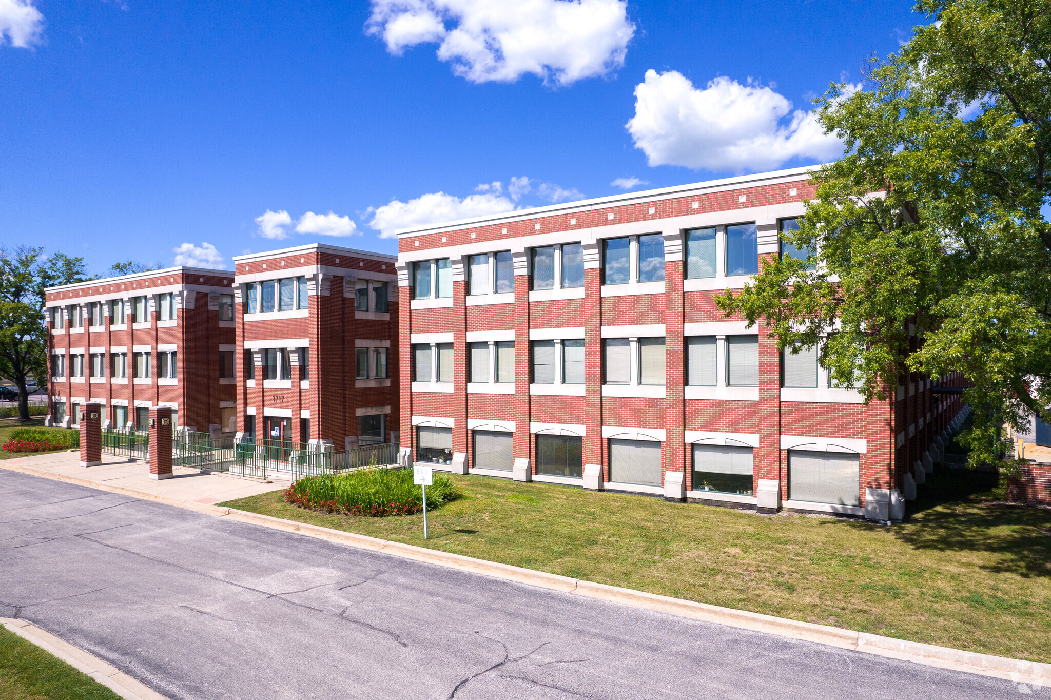 1717 Deerfield Rd, Deerfield, IL for lease Building Photo- Image 1 of 11