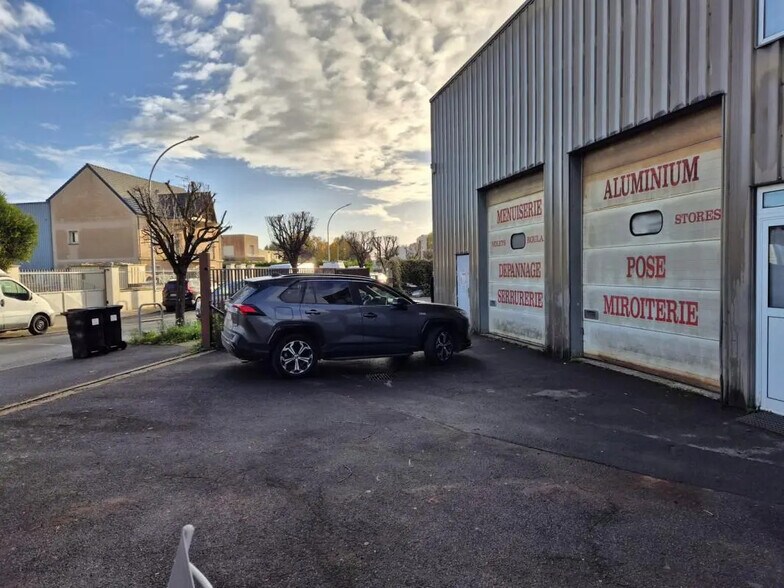 17 Rue Gustave Eiffel, Gretz-Armainvilliers for sale - Building Photo - Image 3 of 15