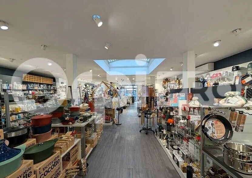 Retail in Beauvais for lease - Interior Photo - Image 2 of 4