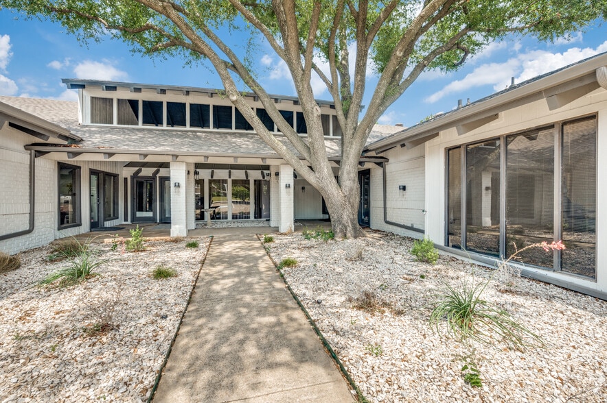 1725 Cimarron Trl, Hurst, TX for lease - Building Photo - Image 2 of 21