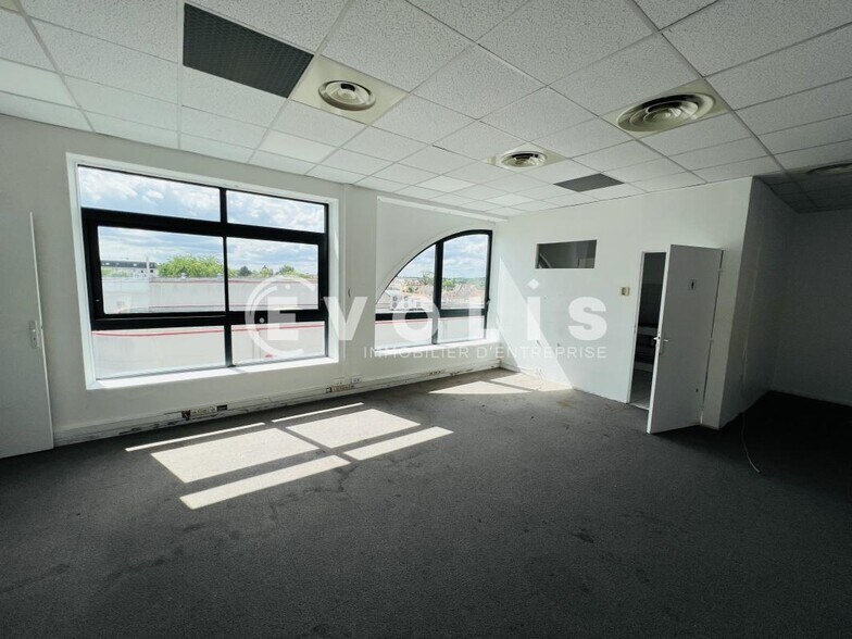 80-84 Rue De La Libération, Pontault-Combault for lease - Interior Photo - Image 3 of 9