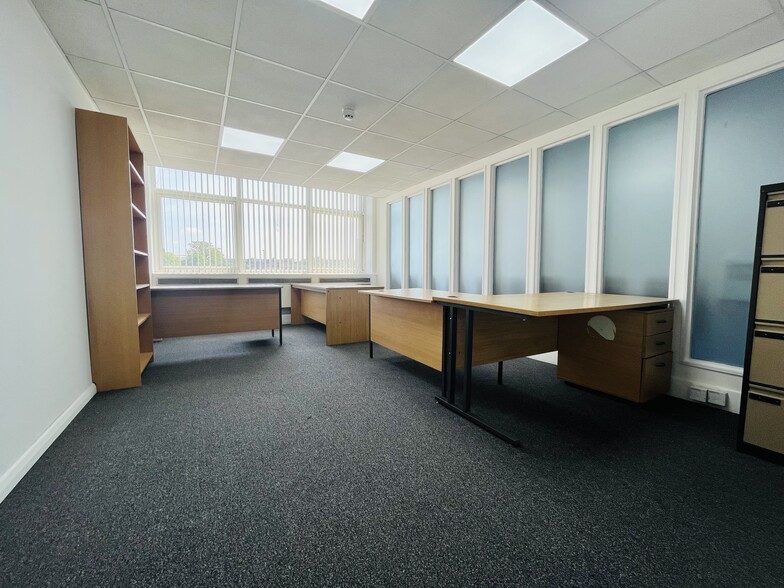 North Circular Rd, London for lease - Interior Photo - Image 2 of 114