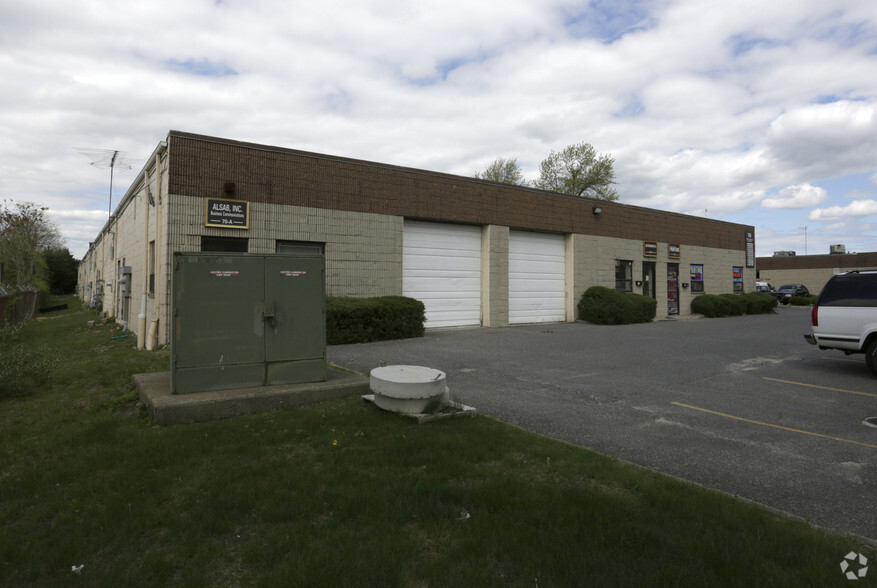 70 Corbin Ave, Bay Shore, NY for lease - Building Photo - Image 2 of 4