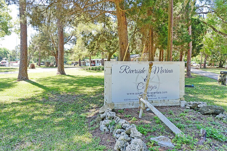 6451 Riverside Dr, Yankeetown, FL 34498