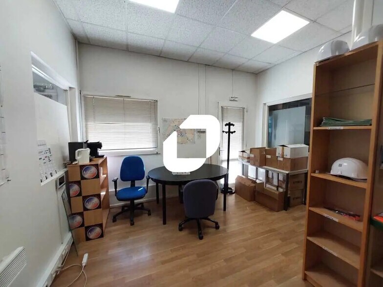 Flex in Trappes for sale - Building Photo - Image 2 of 24