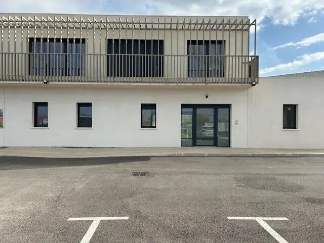 841 Route De Saint-Chamas, LANÇON-PROVENCE for lease - Building Photo - Image 2 of 3