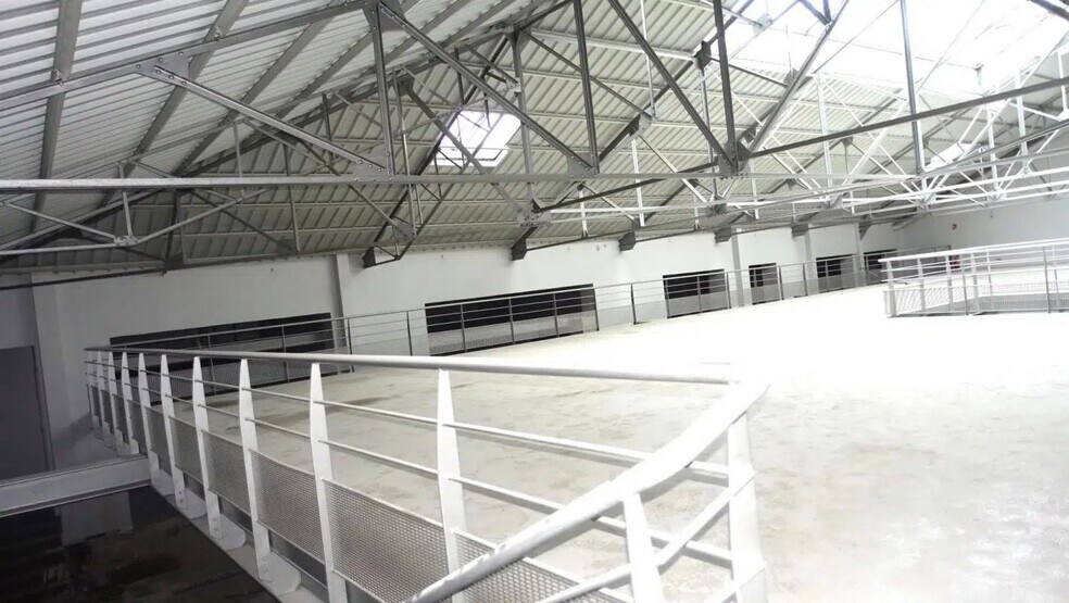 Retail in Cannes for sale - Interior Photo - Image 2 of 10