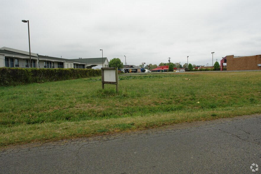 Moore Rd, Matthews, NC 28105