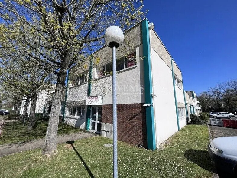 Office in Trappes for lease - Building Photo - Image 1 of 5