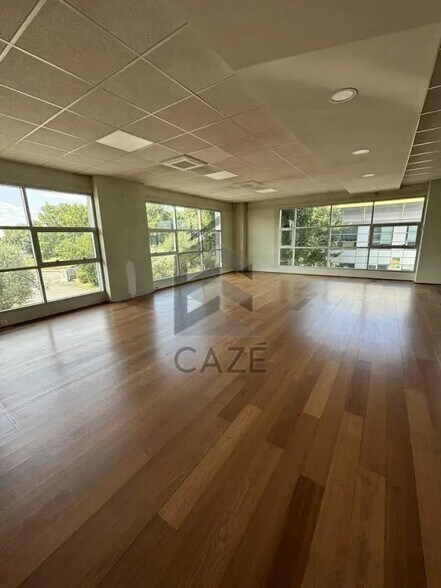 Office in Floirac for lease - Interior Photo - Image 1 of 16