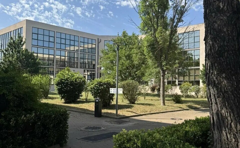 Office in Aix-en-Provence for lease Building Photo- Image 1 of 2