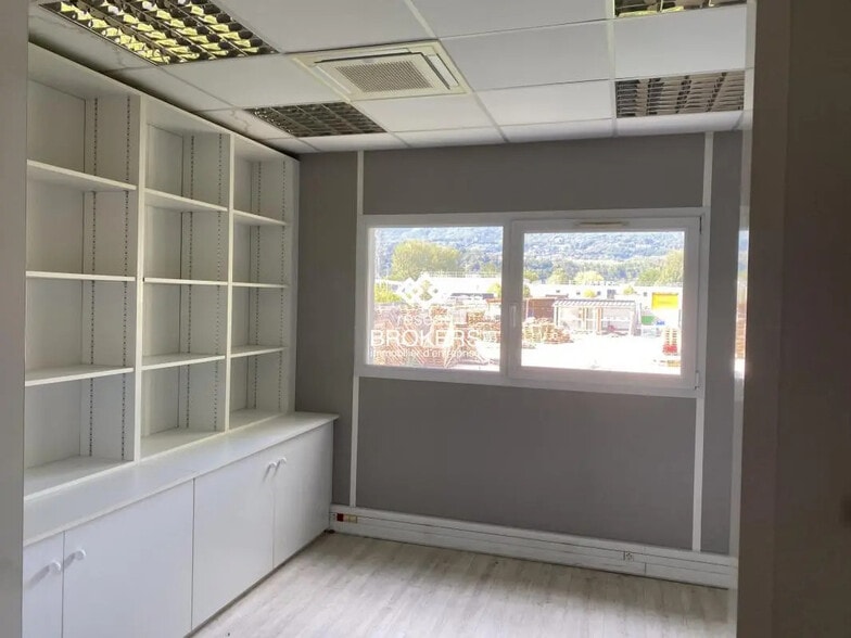 Office in Montbonnot-Saint-Martin for lease - Interior Photo - Image 2 of 13