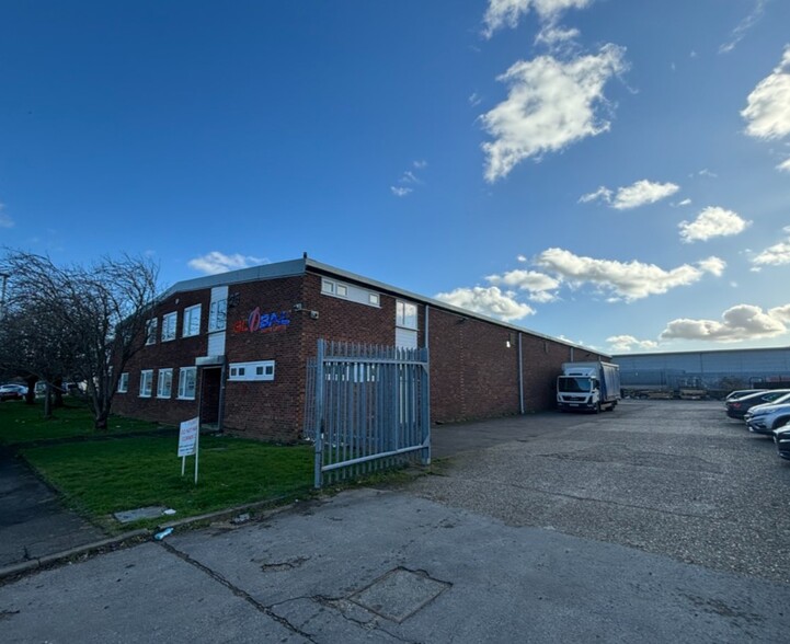 25-27 Bilton Way, Luton for lease - Building Photo - Image 2 of 2