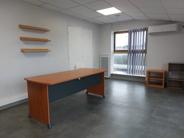 Office in Six-Fours-les-Plages for lease - Interior Photo - Image 3 of 16