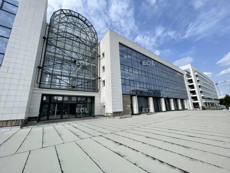 Flex in Colombes for lease - Building Photo - Image 1 of 12