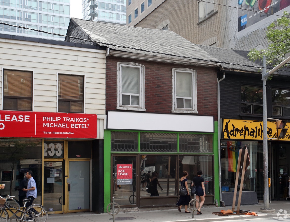 237 Queen St W, Toronto, ON M5V 1Z4