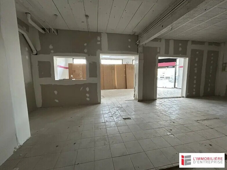 Retail in Lanester for lease - Interior Photo - Image 3 of 4