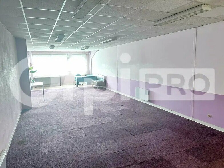 Retail in Ormoy for lease - Interior Photo - Image 2 of 4