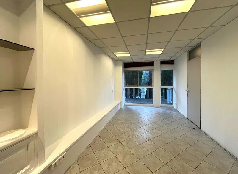 Retail in Antibes for sale - Interior Photo - Image 2 of 6