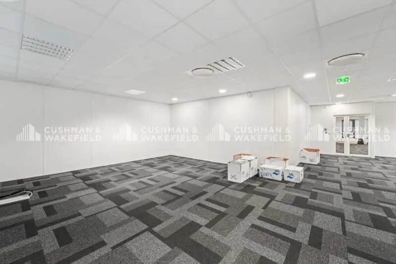 4 Rue Albert Dhalenne, Saint-Ouen-sur-Seine for lease - Interior Photo - Image 2 of 7