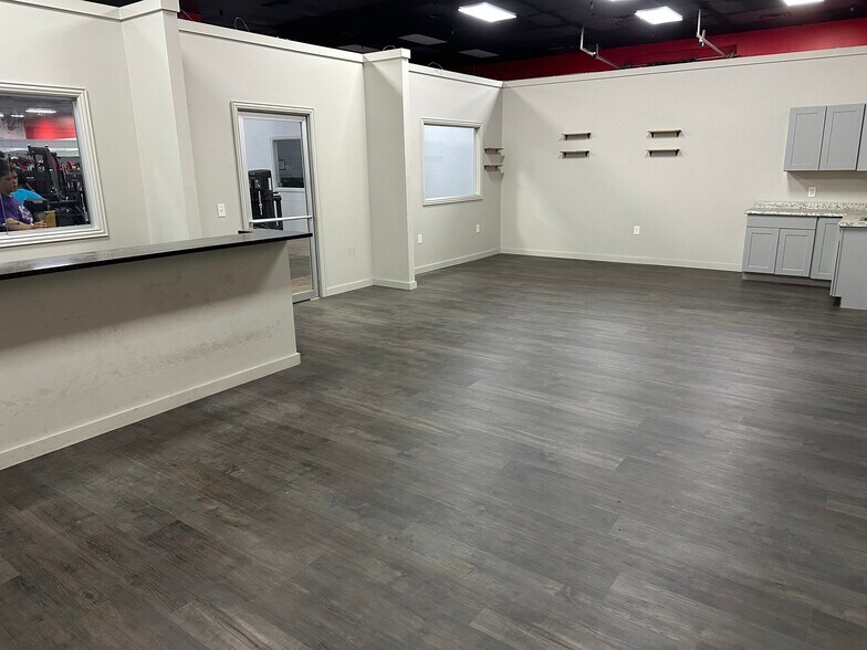 1301 W Henderson St, Cleburne, TX for lease - Interior Photo - Image 2 of 8