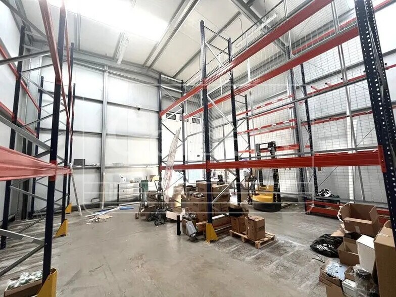 Flex in Roquevaire for lease - Interior Photo - Image 1 of 9