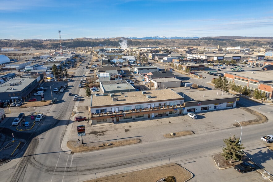 113 Railway St W, Cochrane, AB for sale - Aerial - Image 2 of 7
