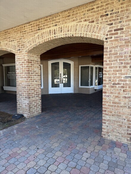 9 Harbourside Ln, Hilton Head Island, SC for lease - Building Photo - Image 1 of 3