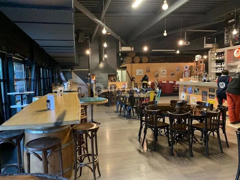 Retail in Carquefou for lease - Building Photo - Image 2 of 5