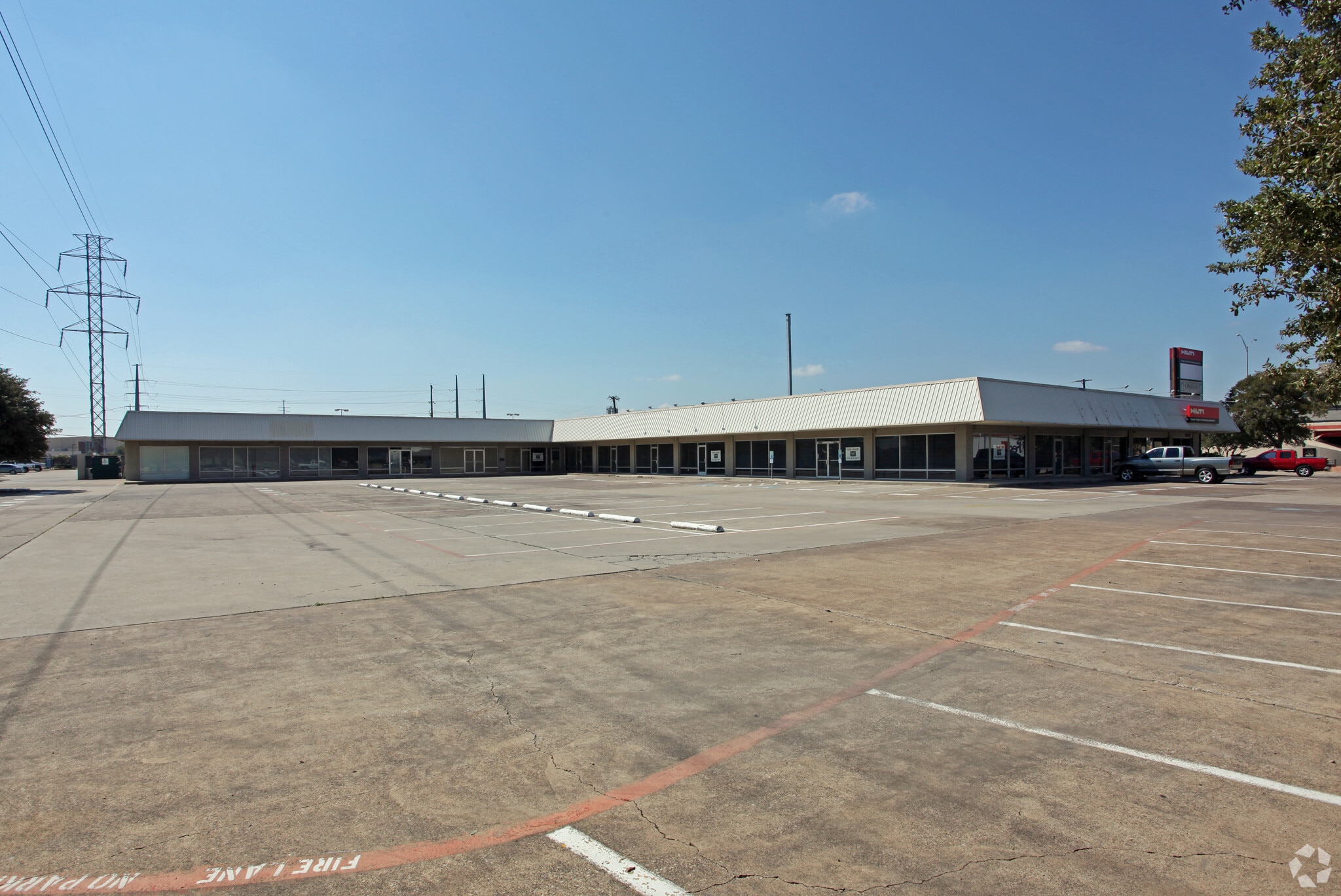 2430-2436 Valley View Ln, Farmers Branch, TX for lease Primary Photo- Image 1 of 4