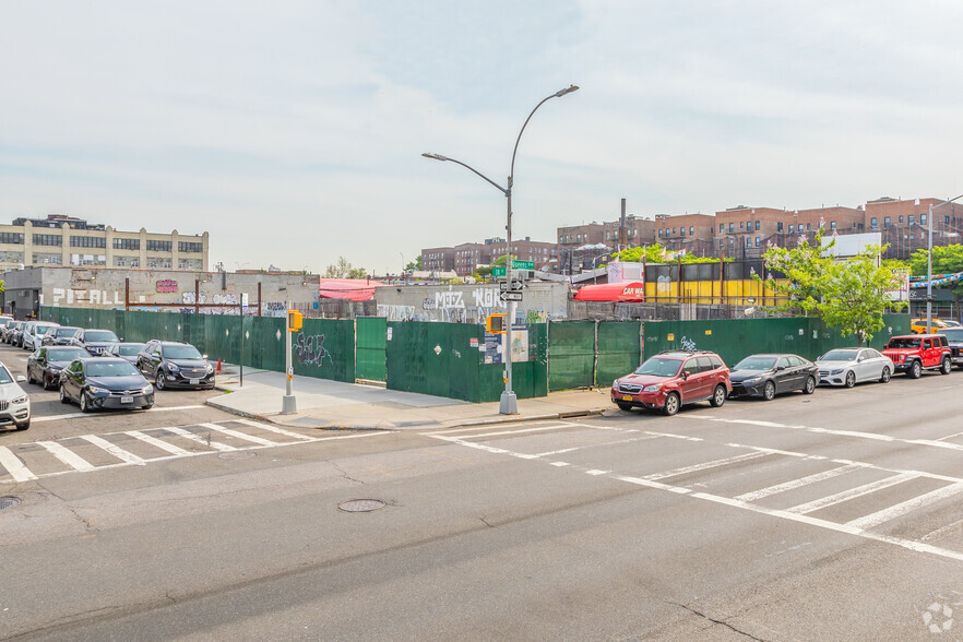 3801 Queens Blvd, Long Island City, NY for lease - Building Photo - Image 2 of 13